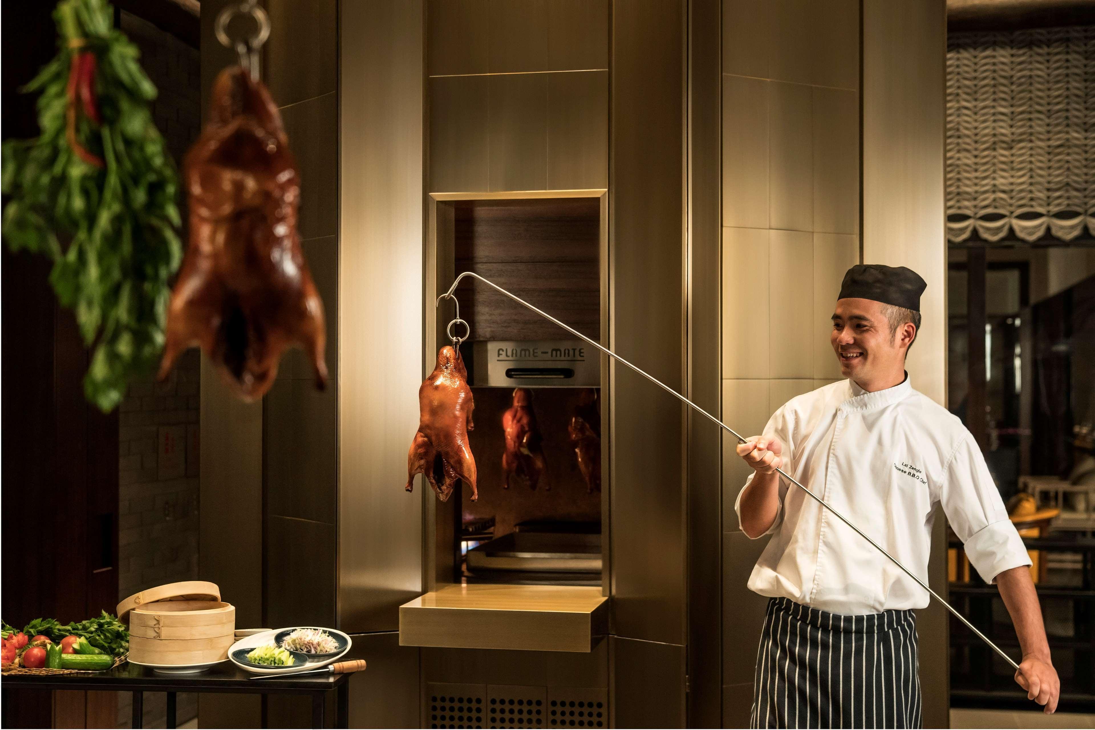 Shangri-La Коломбо Екстер'єр фото Chef pulling a duck out of a hanging oven