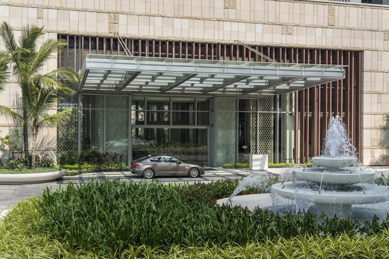 Shangri-La Коломбо Екстер'єр фото The entrance of the Ritz-Carlton, Marina Beach, Chennai